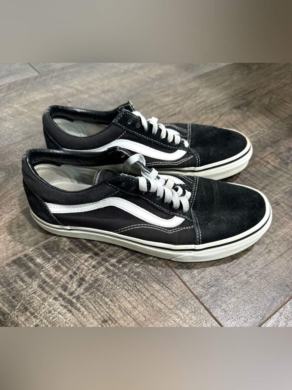 Black & White Old Skool Vans Classic men’s size 7.5, women’s size 9